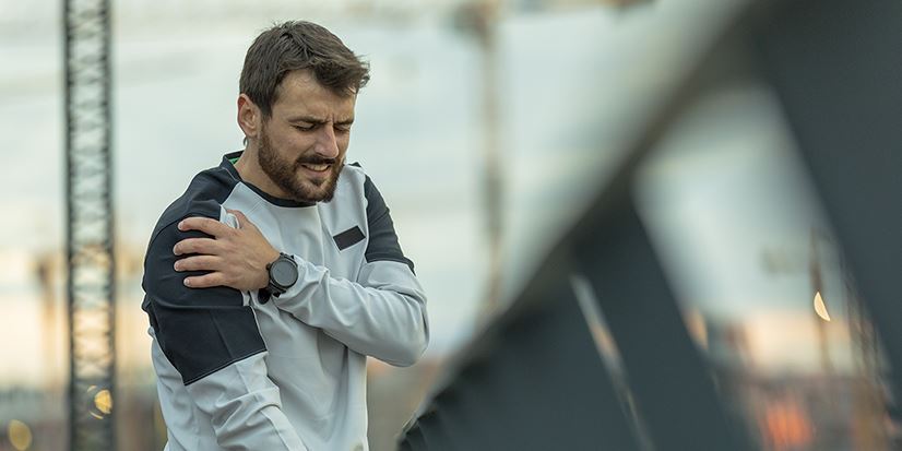 man experiencing shoulder pain